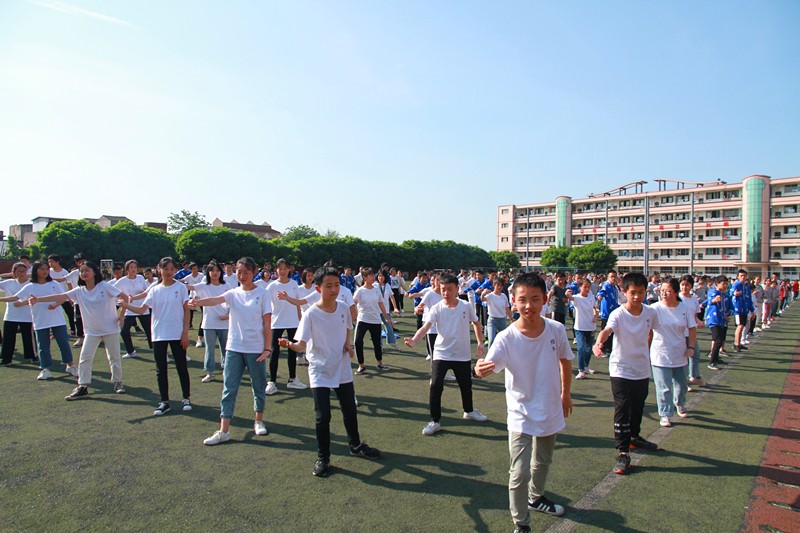 壯觀！三千多學(xué)生在江安中學(xué)運動場比賽打太極