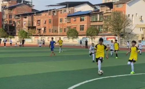 達(dá)川二中首屆校園足球比賽激情進(jìn)行中