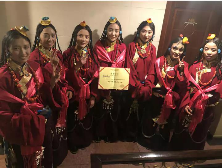 德格中學(xué)合唱團(tuán)在中國校園星歌王甘孜賽區(qū)比賽中獲獎(jiǎng)