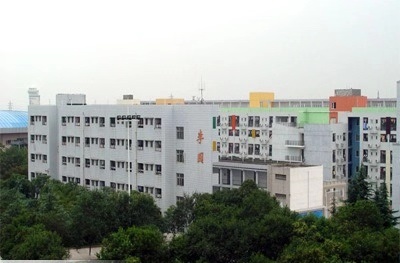 南山中學(xué)地理位置在哪里？