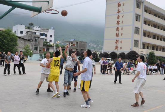 雷波民族中學地址在哪里？