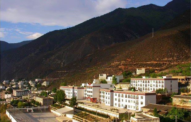 鄉(xiāng)城縣中學在什么地方？