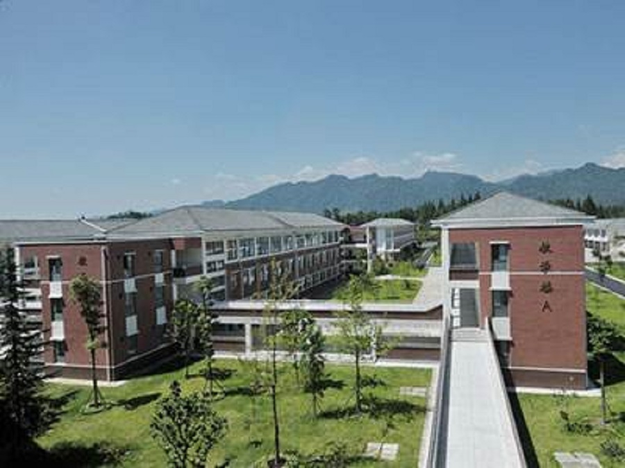 青城山高級中學地址在哪里？