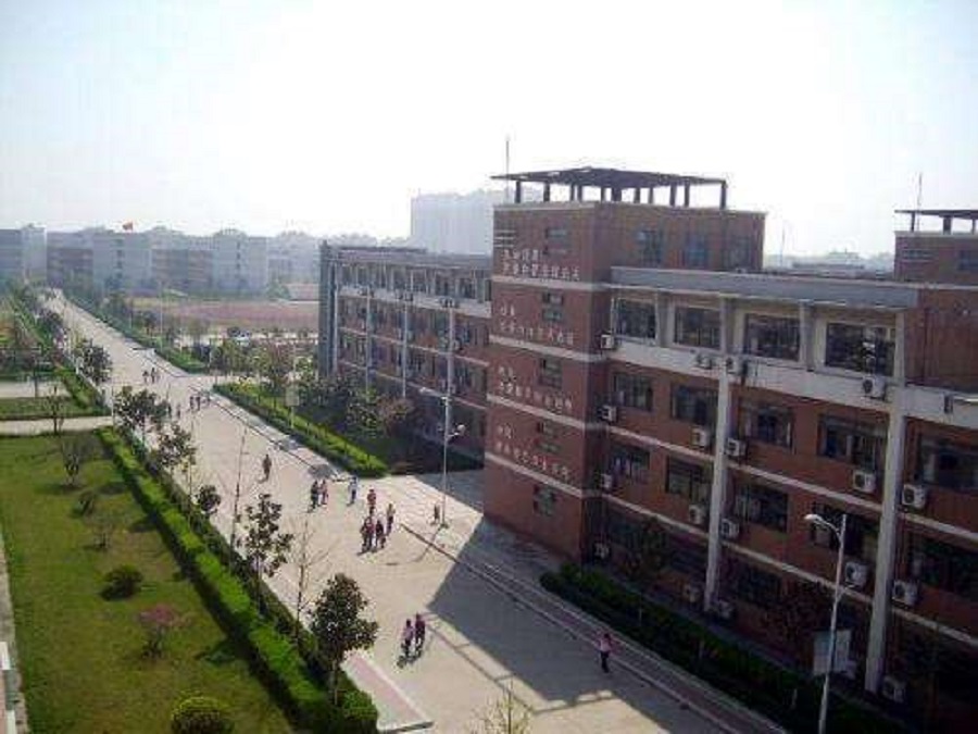 都江堰中學(xué)聯(lián)系電話是多少？