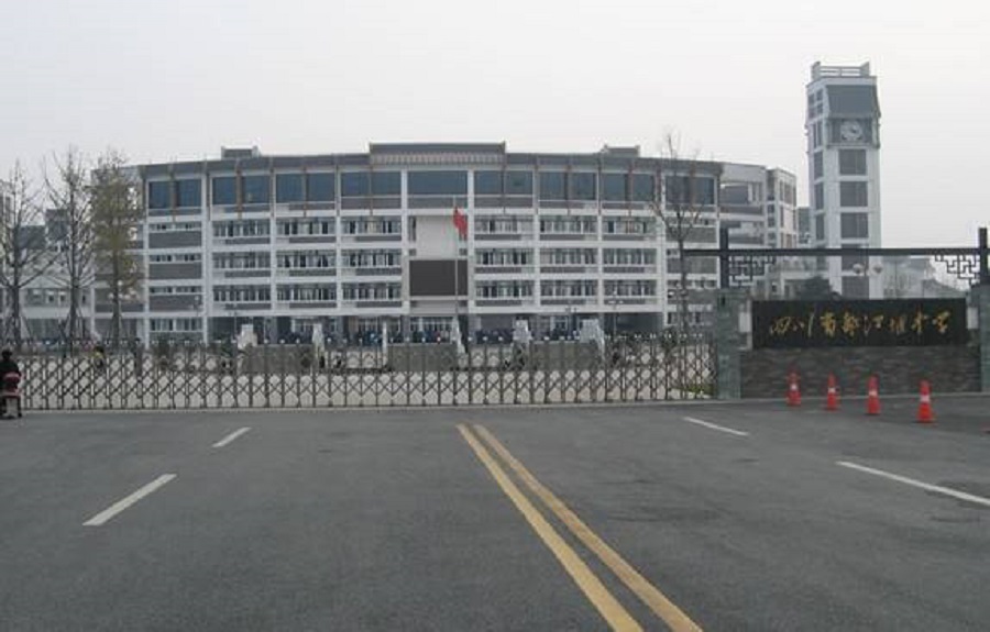 都江堰中學(xué)是公辦還是民辦？