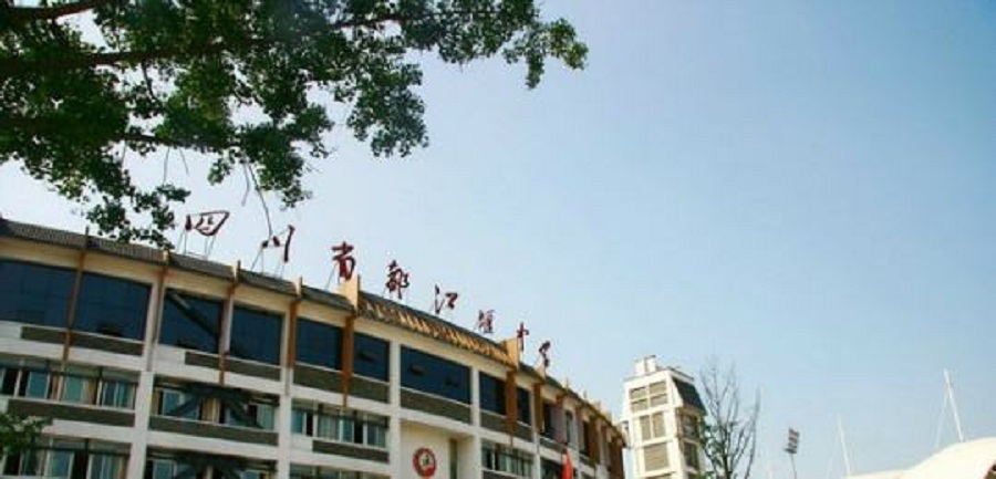 都江堰中學(xué)校園環(huán)境怎么樣？