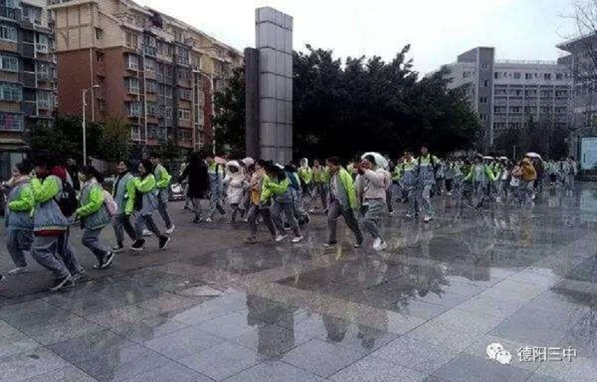 德陽三中招生辦電話是多少？