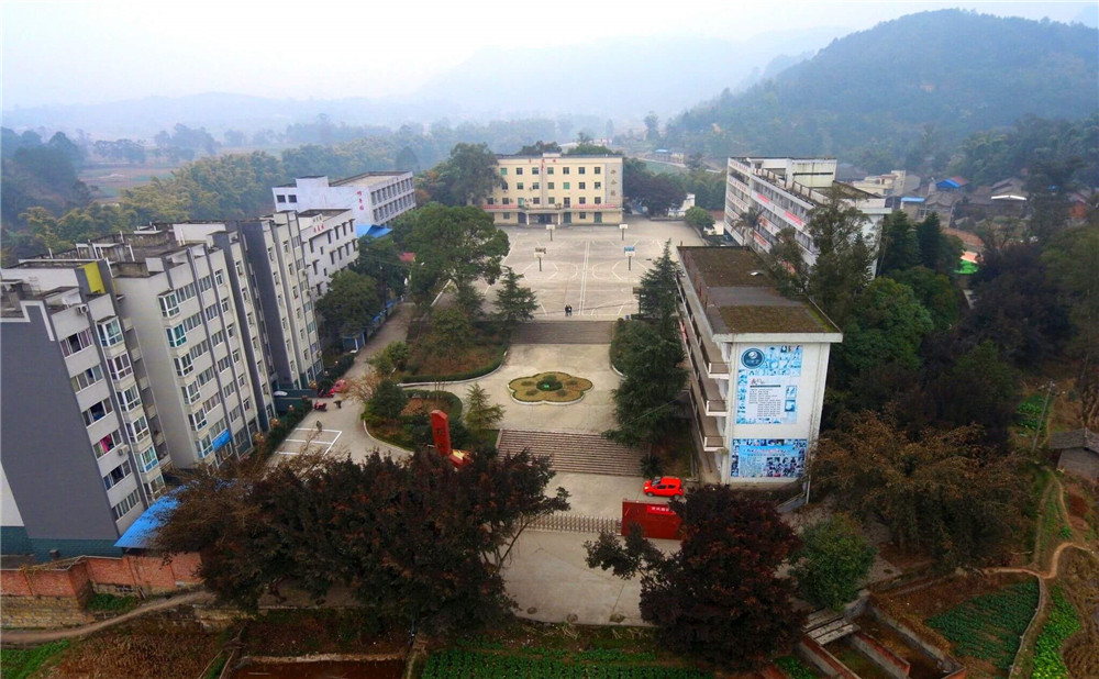 四川省榮縣長(zhǎng)山中學(xué)2020年的收費(fèi)標(biāo)準(zhǔn)是多少？