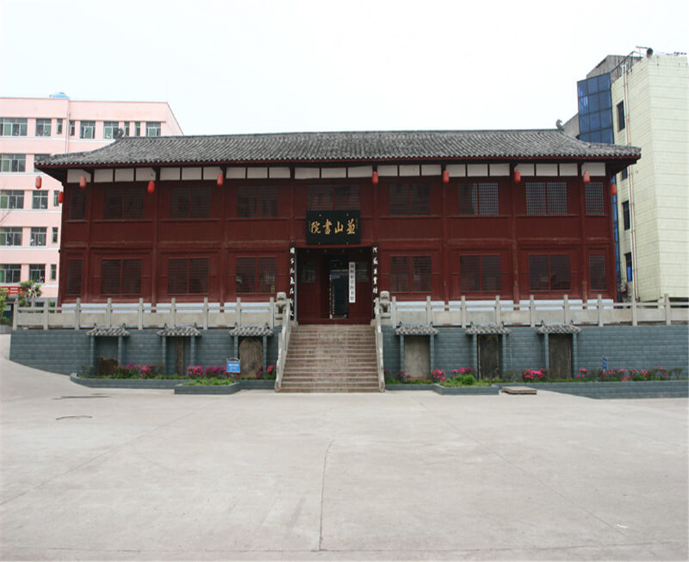 劍閣中學(xué)學(xué)校環(huán)境怎么樣？