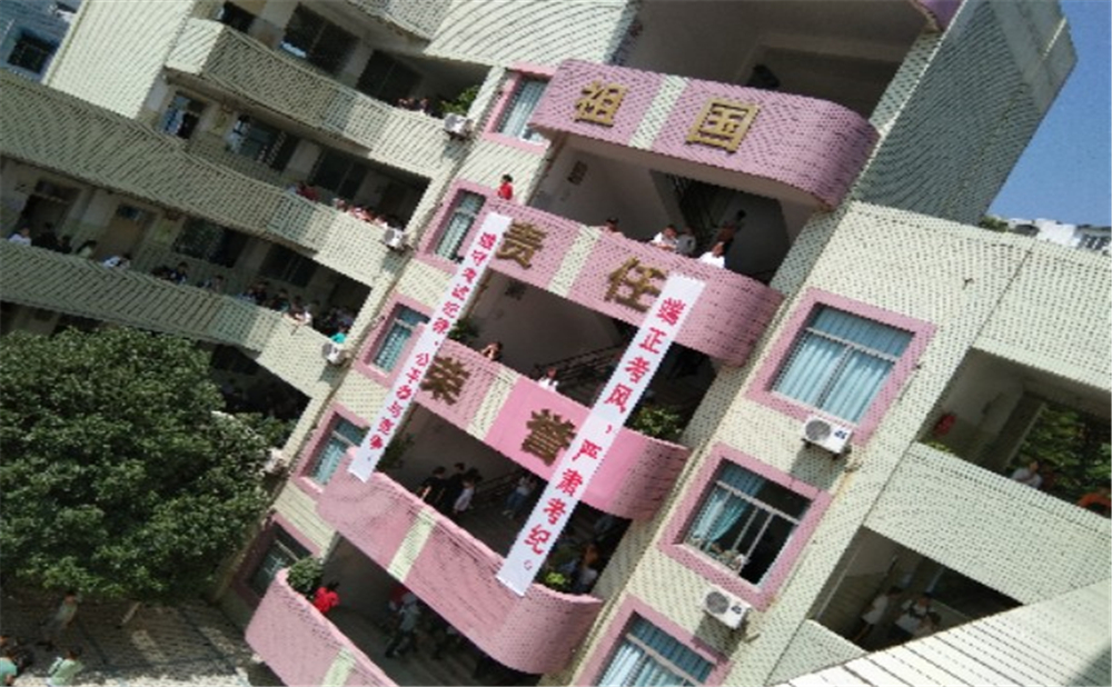 內(nèi)江市翔龍中學(xué)2020年學(xué)校學(xué)費多少錢一年？