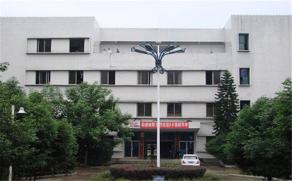 高坪中學學校環(huán)境怎么樣？