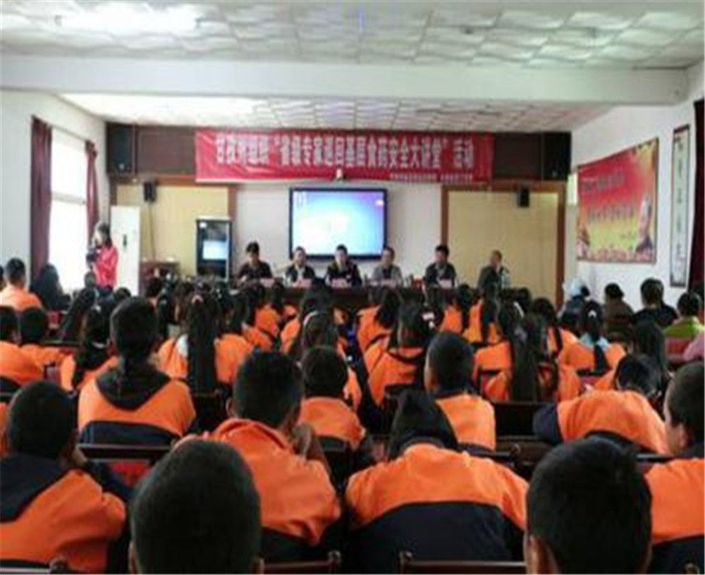 鄉(xiāng)城縣中學(xué)2020年學(xué)校學(xué)費(fèi)多少錢一年？