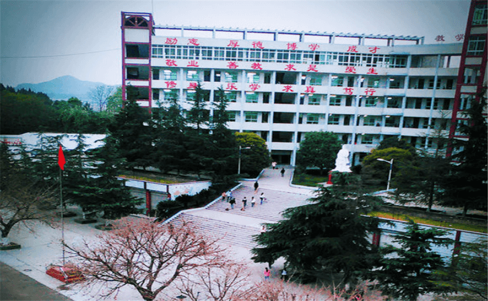 南部市伏虎中學(xué)學(xué)校詳細(xì)地址在什么地方？