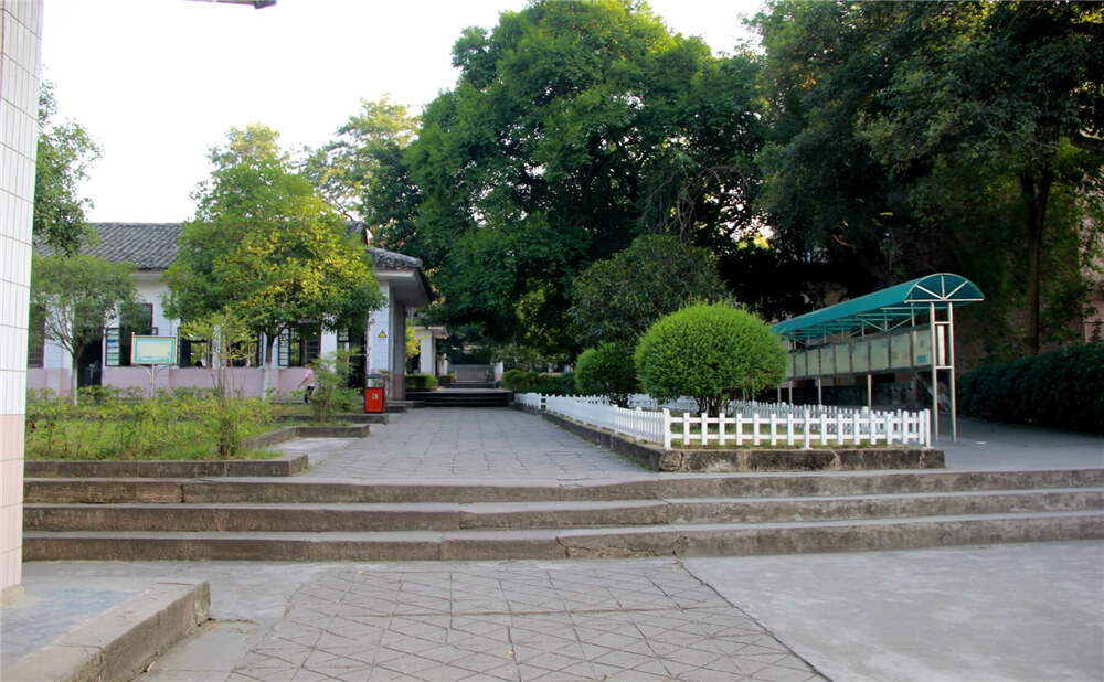 蓬安中學(xué)學(xué)校詳細(xì)地址在什么地方？