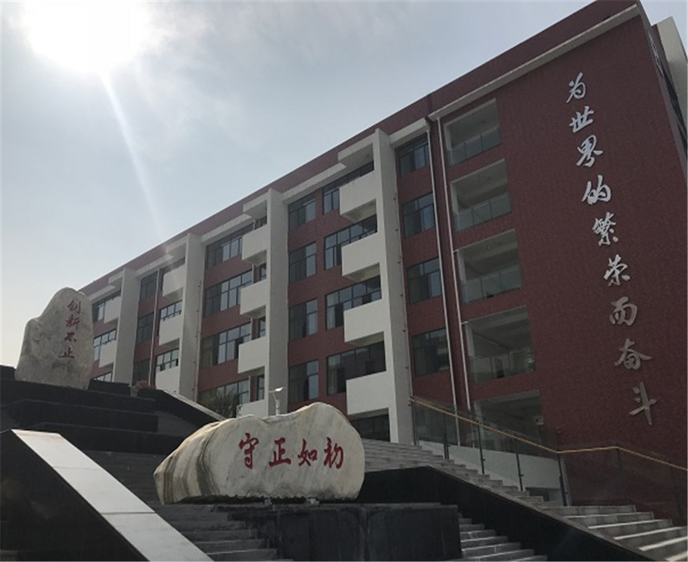 北京第二外國(guó)語學(xué)院成都附屬中學(xué)每年的學(xué)費(fèi)多少錢