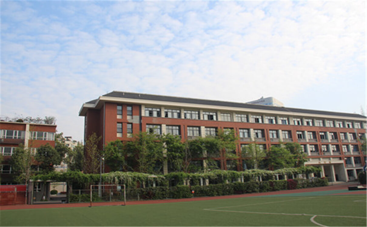 成都七中八一學(xué)校高中部的錄取分?jǐn)?shù)是多少？