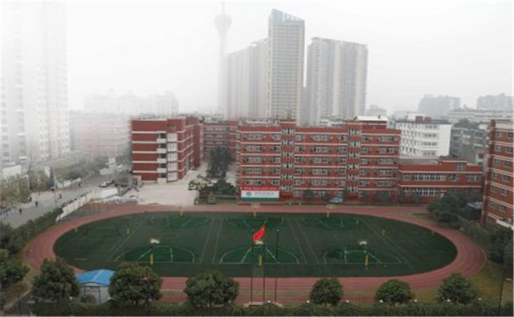 北師大成都實(shí)驗(yàn)中學(xué)每年的學(xué)費(fèi)是多少？
