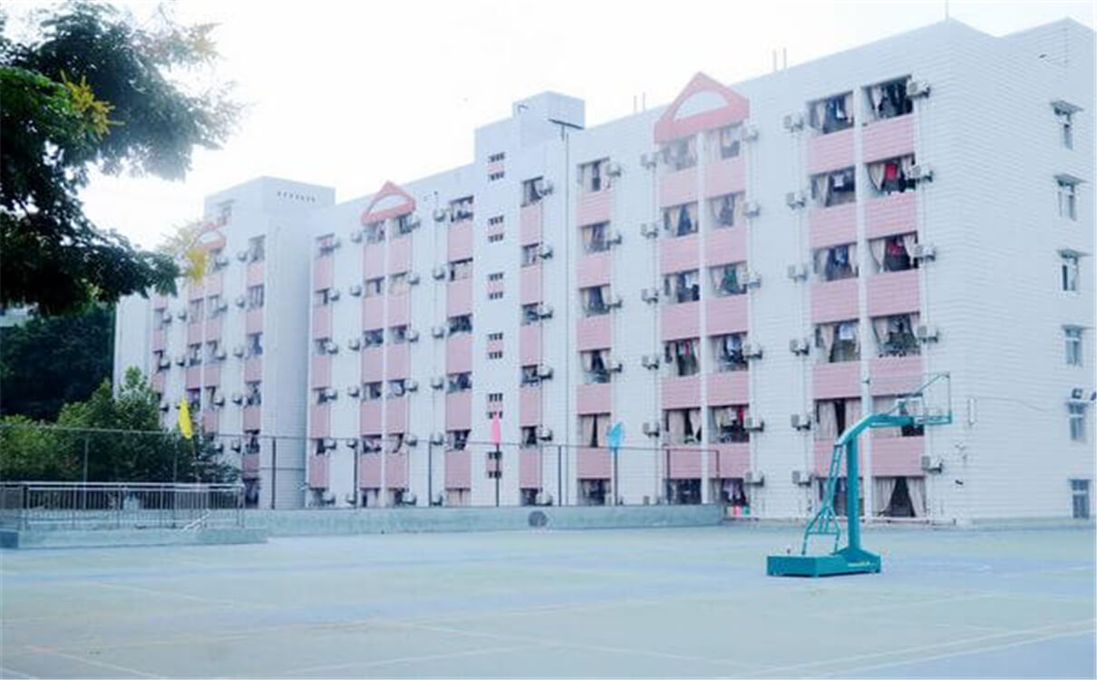西南交通大學(xué)附屬中學(xué)每年的學(xué)費(fèi)多少錢？