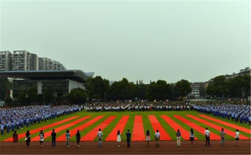 成都華西中學(xué)每年的學(xué)費(fèi)是多少？