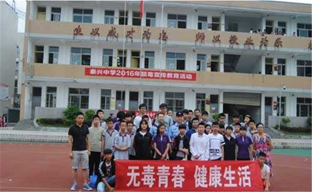 成都泰興中學(xué)每年的學(xué)費(fèi)是多少？