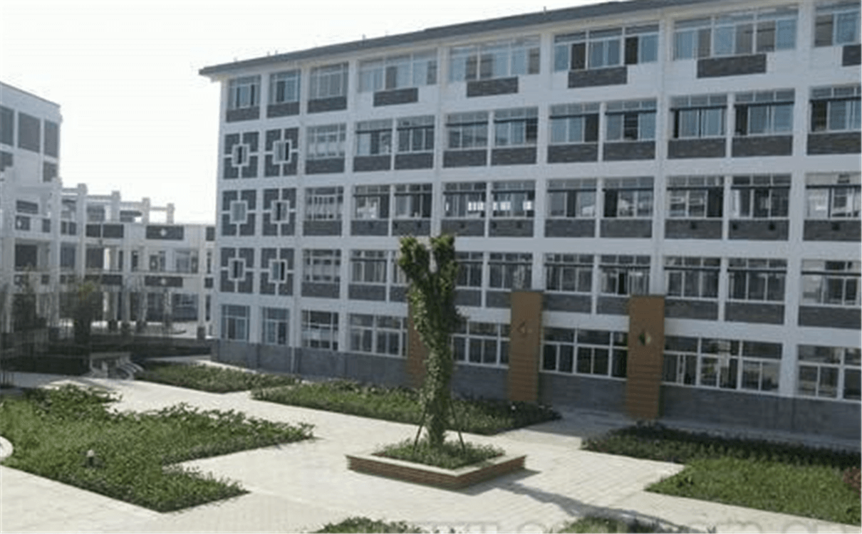 都江堰中學(xué)每年的學(xué)費是多少錢？