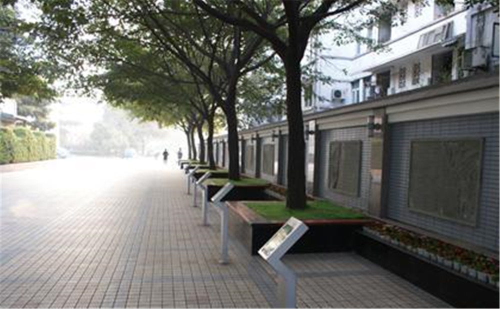 成都市田家炳中學外招生一年的學費是多少？