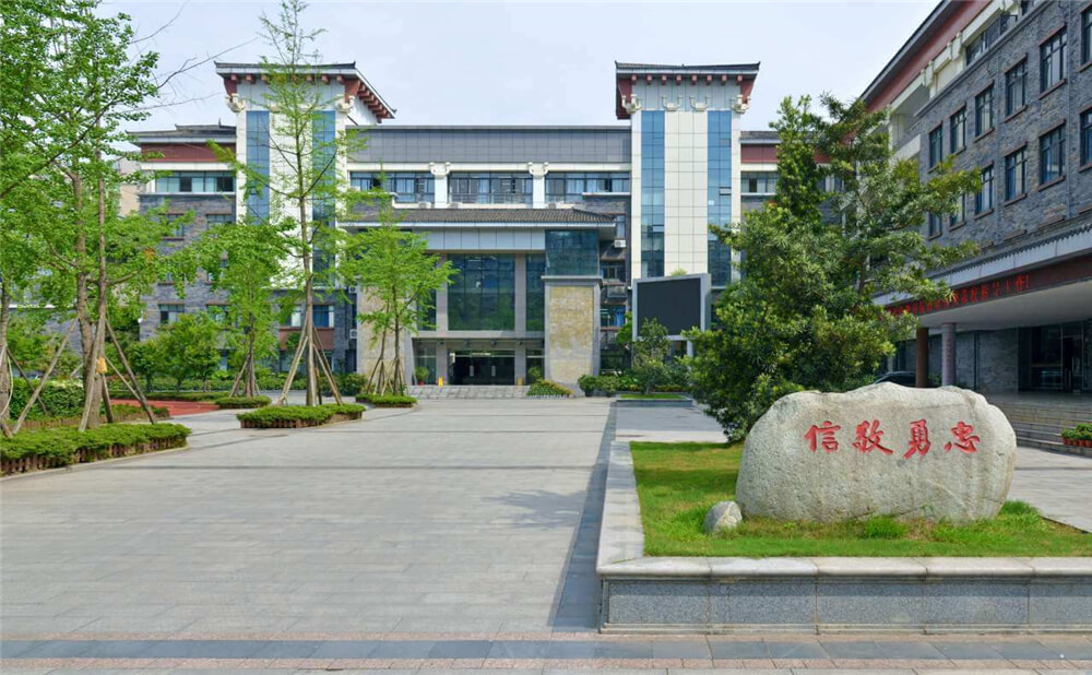 成都市西北中學(xué)外招生一年的學(xué)費(fèi)是多少錢？