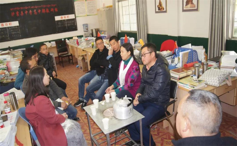 四川師范大學(xué)附屬中學(xué)外招生一年的學(xué)費(fèi)是多少？