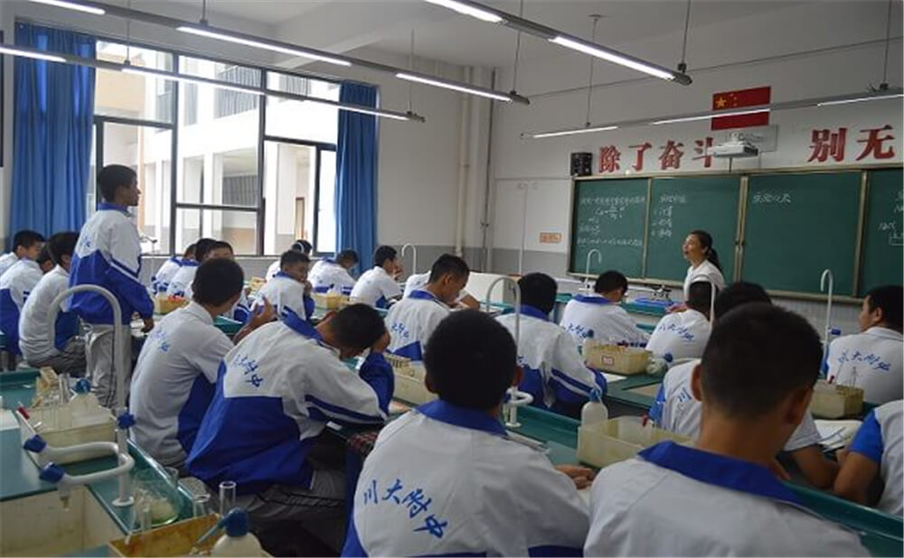 四川大學(xué)附屬中學(xué)外招生一年的學(xué)費(fèi)是多少錢？
