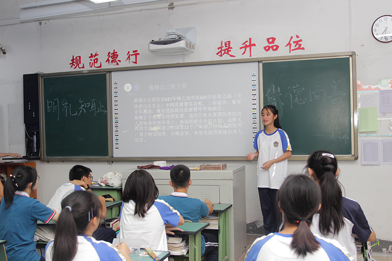 成都石室外國語學(xué)校一年的學(xué)費(fèi)是多少？