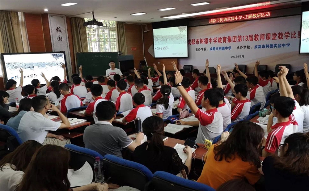 成都市泡桐樹中學(xué)每年學(xué)費(fèi)多少？