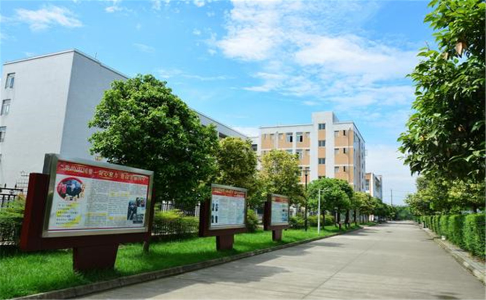 郫縣四中外招生一年的學(xué)費(fèi)是多少？