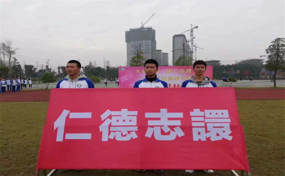 棠湖中學(xué)每年學(xué)費(fèi)是多少？