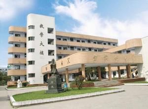 彭州中學(xué)一年的學(xué)費是多少？