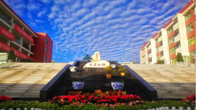 北京第二外國(guó)語(yǔ)學(xué)院成都附屬中學(xué)近三年的錄取分?jǐn)?shù)線？