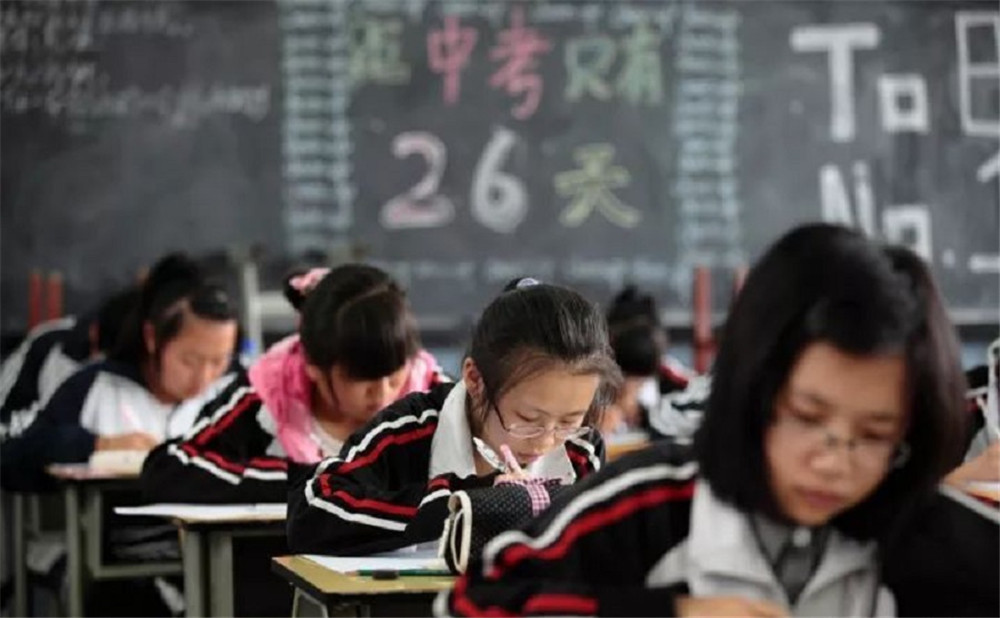 成都實(shí)驗(yàn)外國(guó)語(yǔ)學(xué)校的學(xué)費(fèi)是多少？
