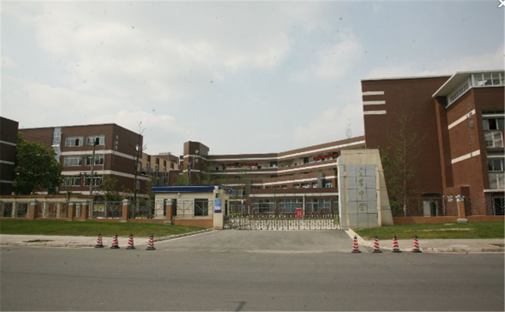 金牛中學(xué)的學(xué)費(fèi)是多少？
