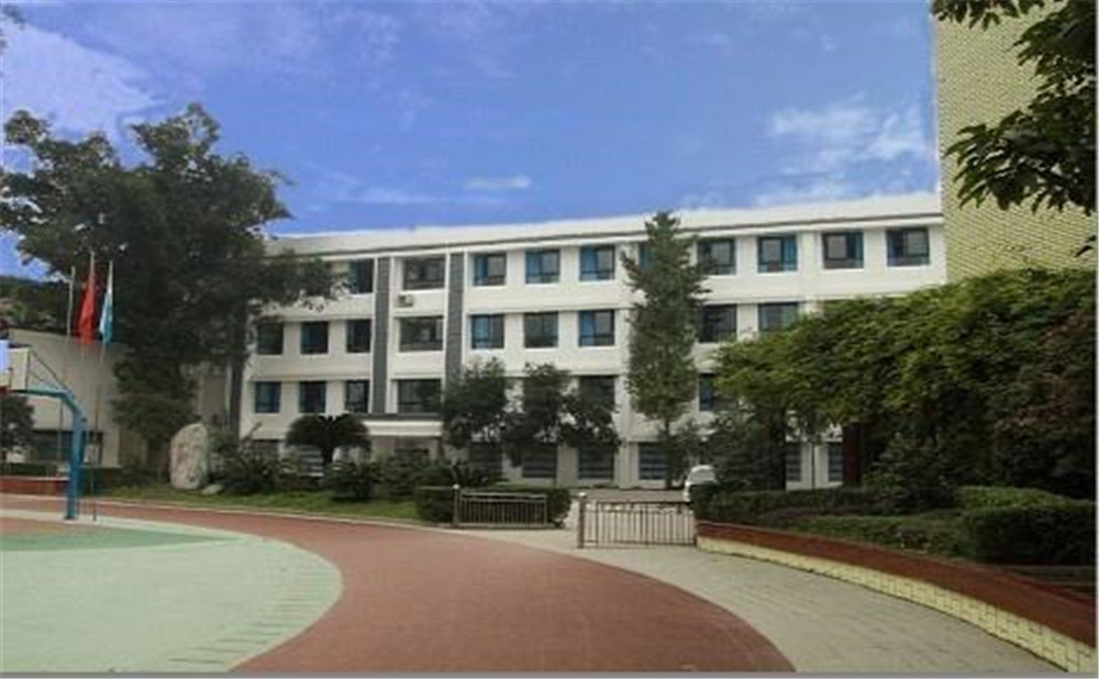 成都市第三十三中學(xué)近三年的錄取分?jǐn)?shù)是多少？