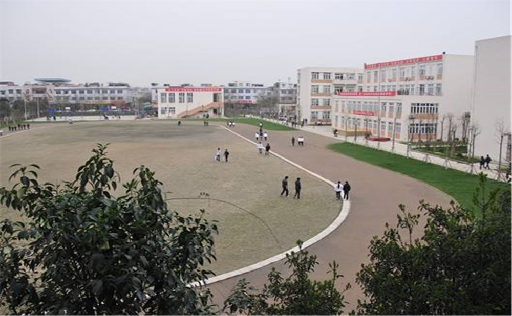 蜀城中學(xué)的學(xué)費是多少？