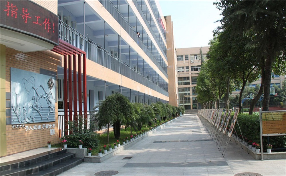 2020年成都大學(xué)附屬中學(xué)計(jì)劃招多少人？
