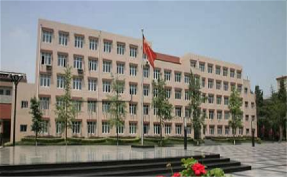 成都西藏中學(xué)高中一年的學(xué)費(fèi)是多少？