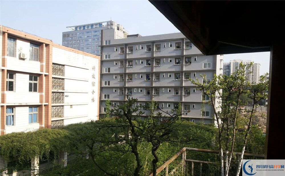 通錦中學(xué)一年的學(xué)費是多少錢？