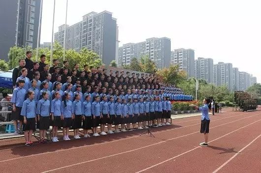 成都三十七中一年的學費是多少？