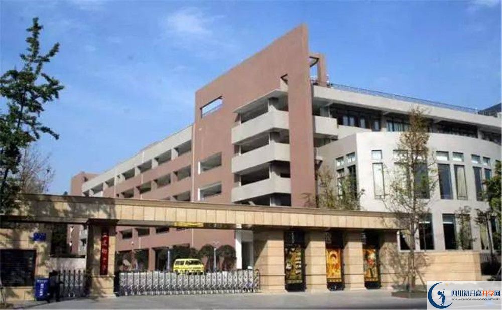 成都市田家炳中學(xué)的高中住宿好不好？