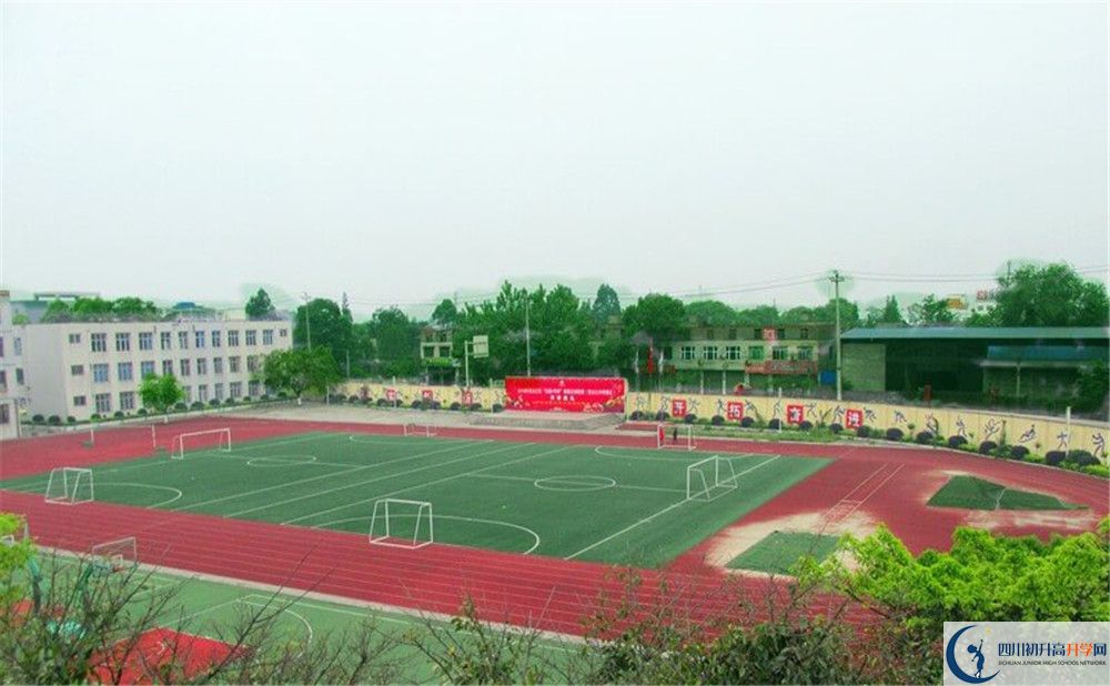 青白江中學(xué)一學(xué)期的學(xué)費(fèi)是多少？