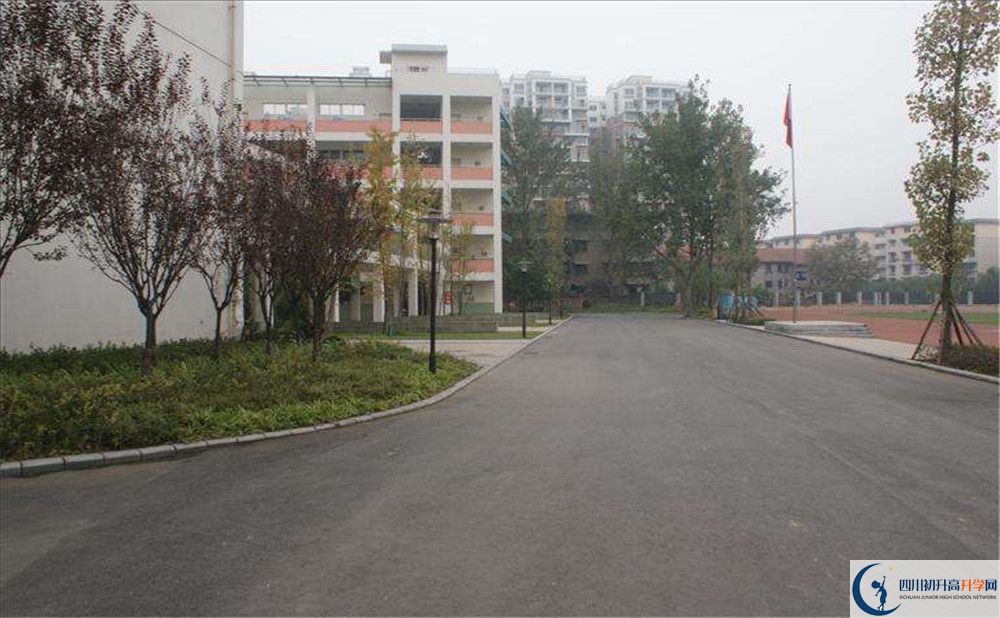考四川師范大學(xué)附屬中學(xué)的分?jǐn)?shù)線是多少？