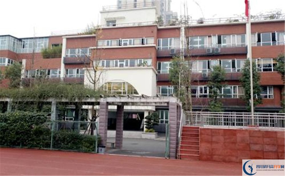 成都七中八一學(xué)校的住宿費(fèi)用是多少？