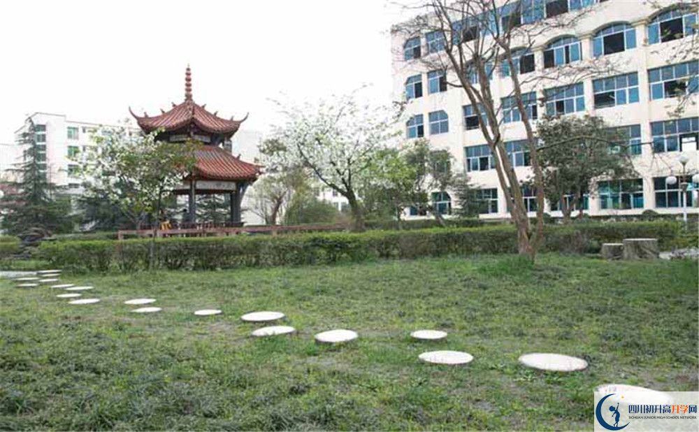 都江堰外國語實驗學(xué)校高一多久放一次假呢？