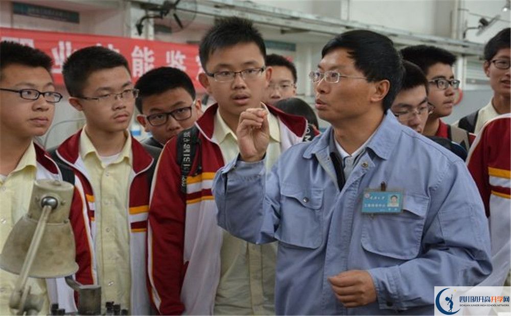 成都七中嘉祥外國語學校高中住宿怎么樣？