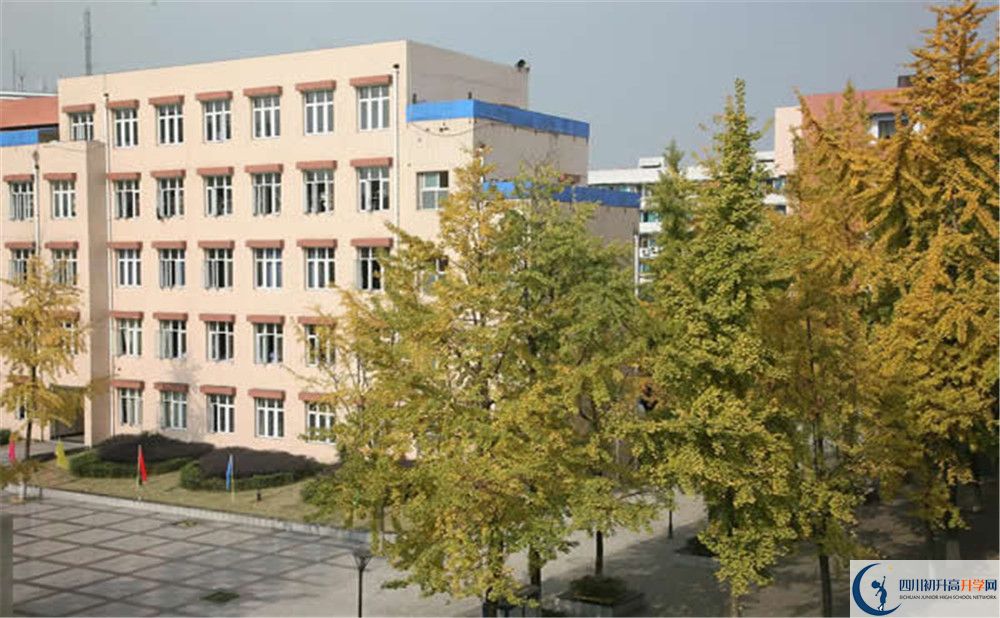 成都西藏中學(xué)的高中住宿怎么樣？
